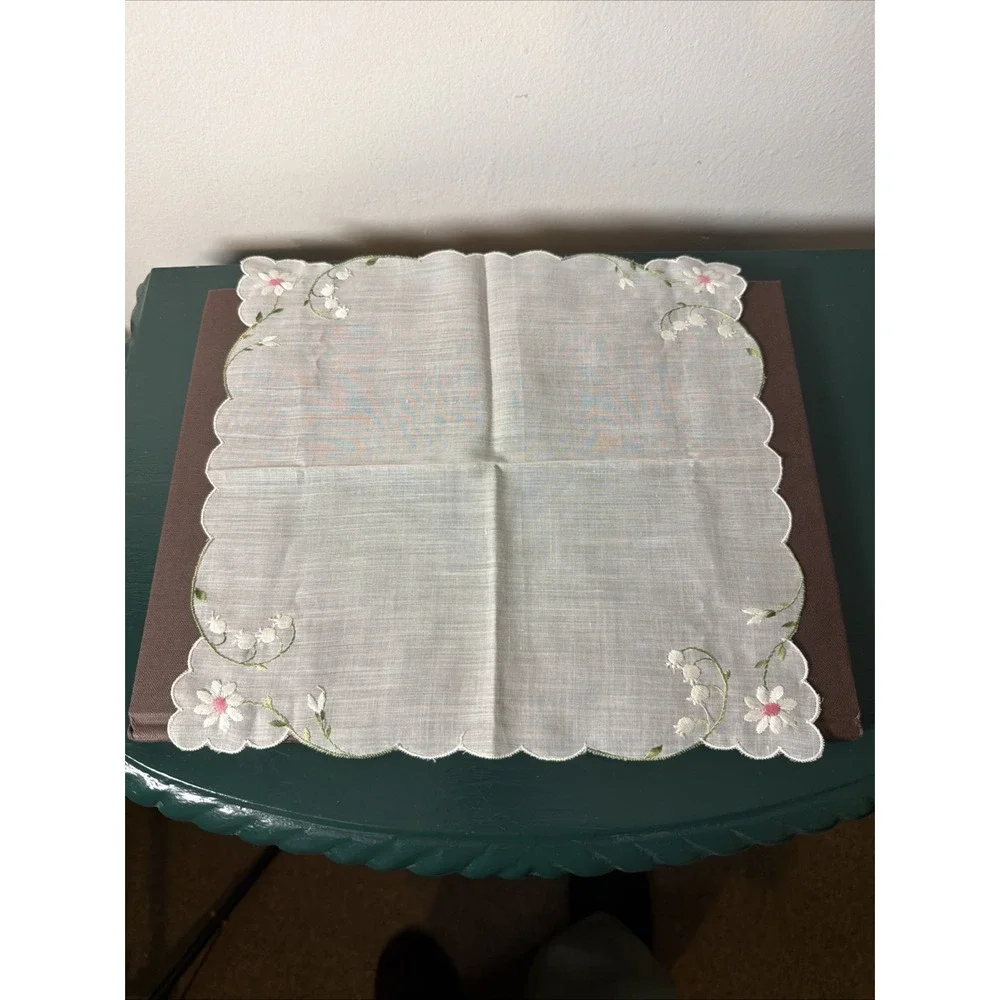 Vintage Linen Floral Scalloped Teatime Cottagecore Country Handkerchiefs Set of3